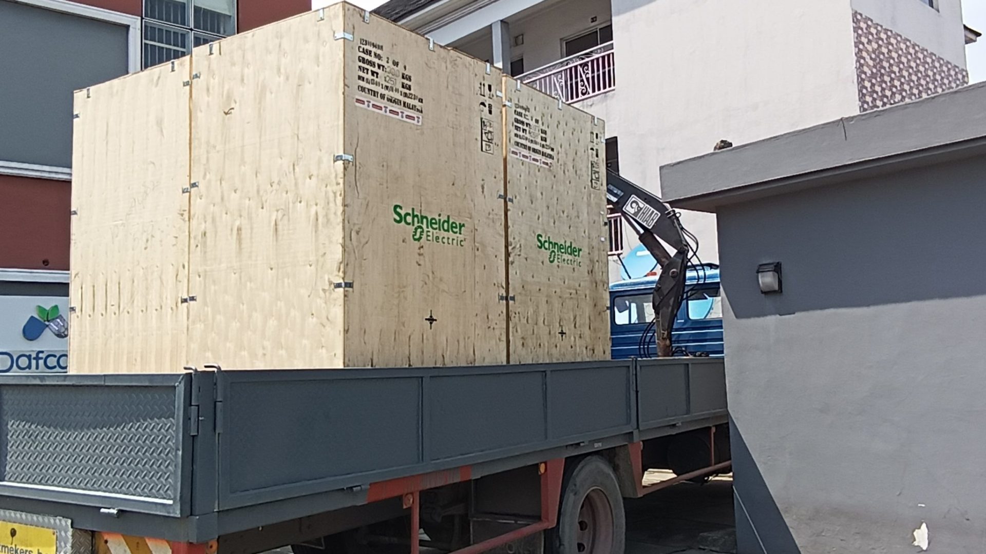 conveying of 30kva 400vac 3 phase ups system+battery to naoc locations port harcourt base.jpg